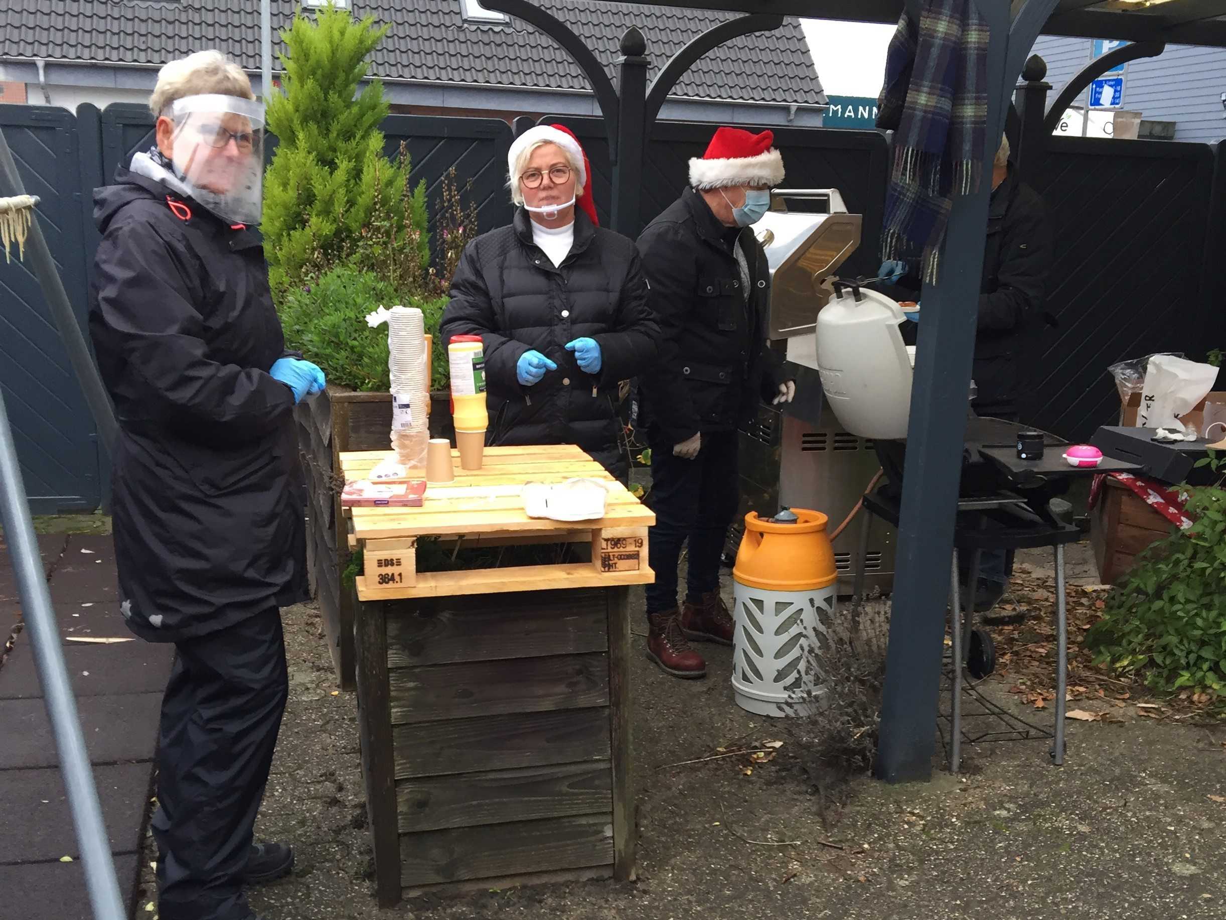 Personer i gang med udendørs julehygge