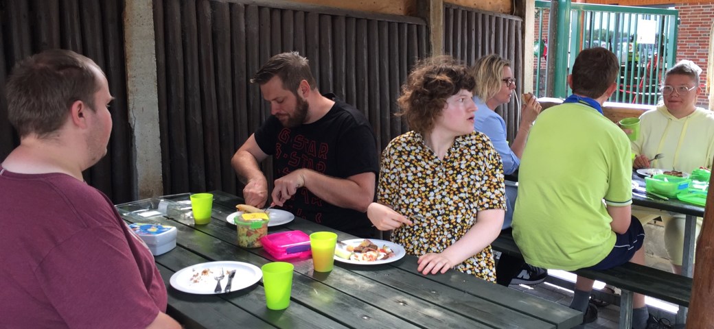 Personer i gang med at spise mad i Jyllands Park Zoo