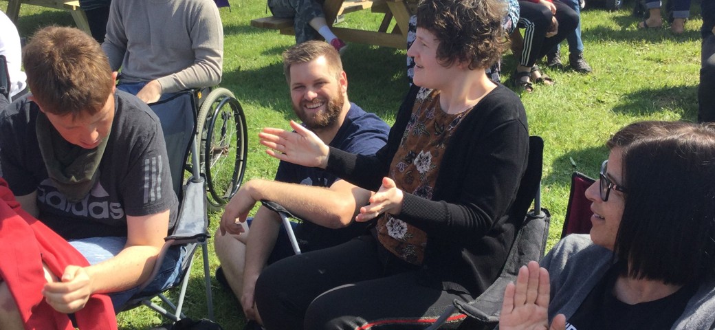 Personer sidder samlet og snakker til en solskinsdag på Skive Festival 2019