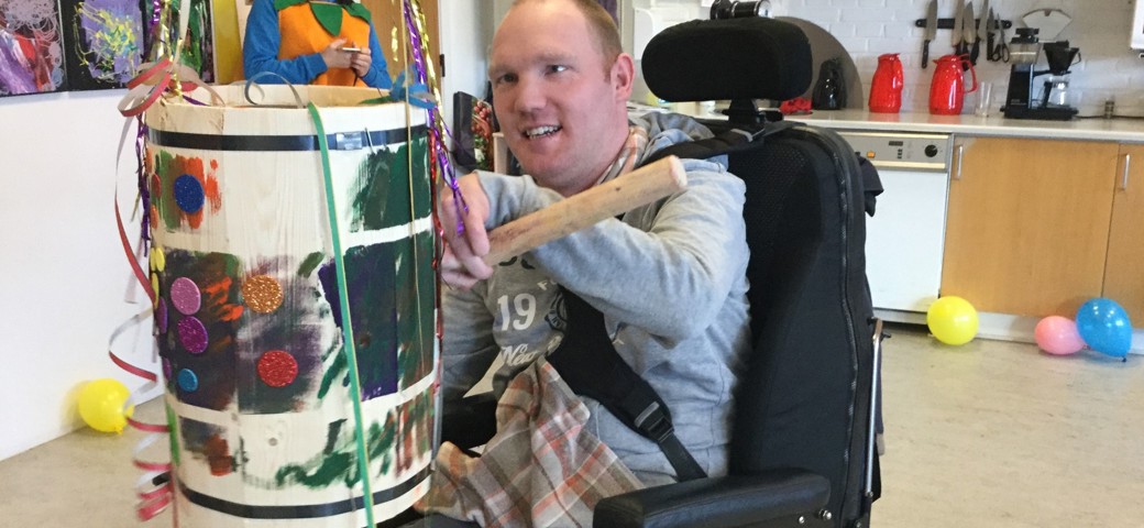 Mand i kørestol ved at slå katten af tønden