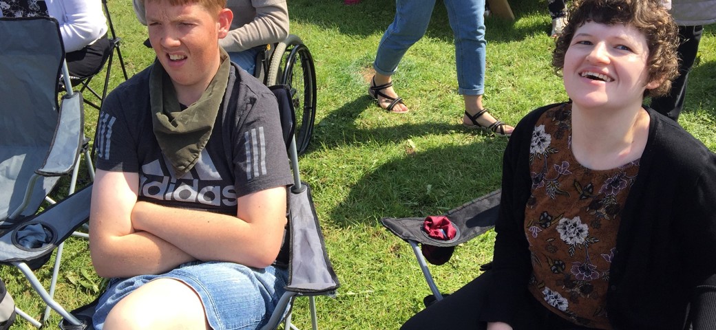 To personer, der sidder på teltstole på Skive Festival i 2019 og smiler