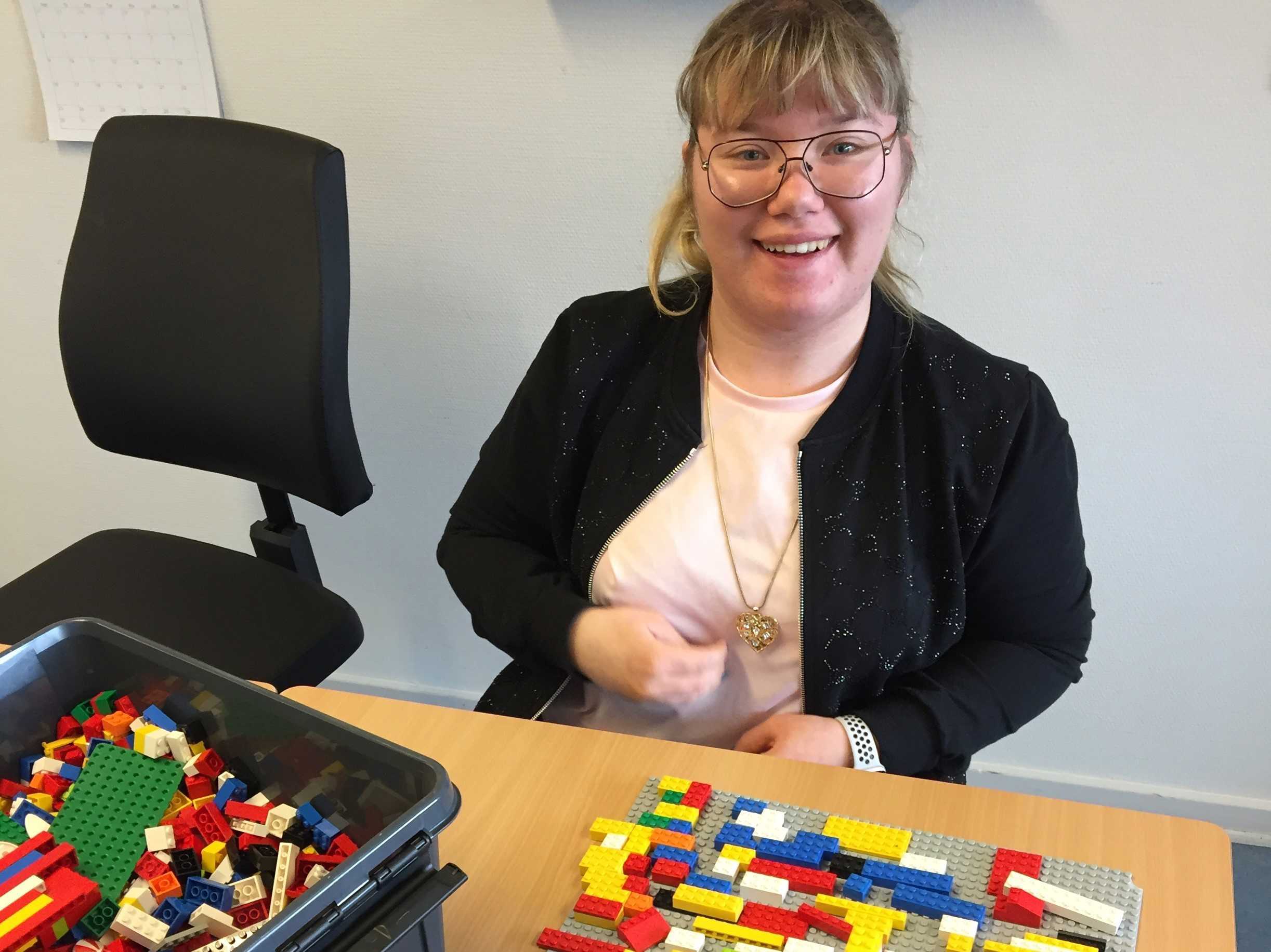 Kvinde i gang med at bygge med lego